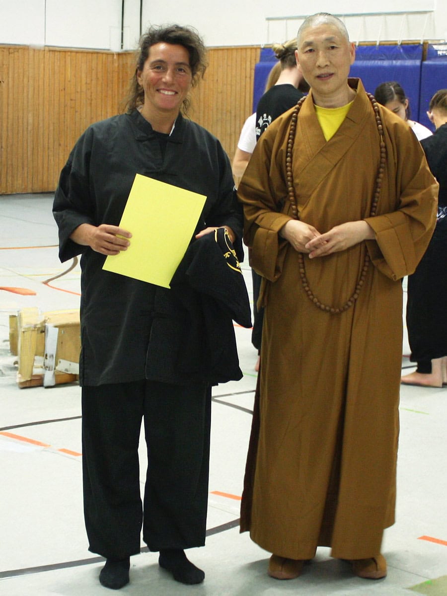 Kung Fu & Tai Chi - Pfingst-Lehrgang in Moers Kapellen, 2024. Sylvia De Rosa mit Großmeister Shi Yong Chuan (Shaolin Mönch aus dem Shaolintempel Deutschland gGmbH). © Foto: Wolfram Schlieder.