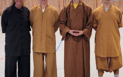 Shaolin Kung Fu & Tai Chi - Pfingst-Lehrgang in Moers Kapellen, 2024. Sylvia De Rosa mit Großmeister Shi Yong Dao, Großmeister Shi Yong Chuan und Meister Shi Yan Yao (Shaolin Mönche aus dem Shaolintempel Deutschland gGmbH). © Foto: Wolfram Schlieder.