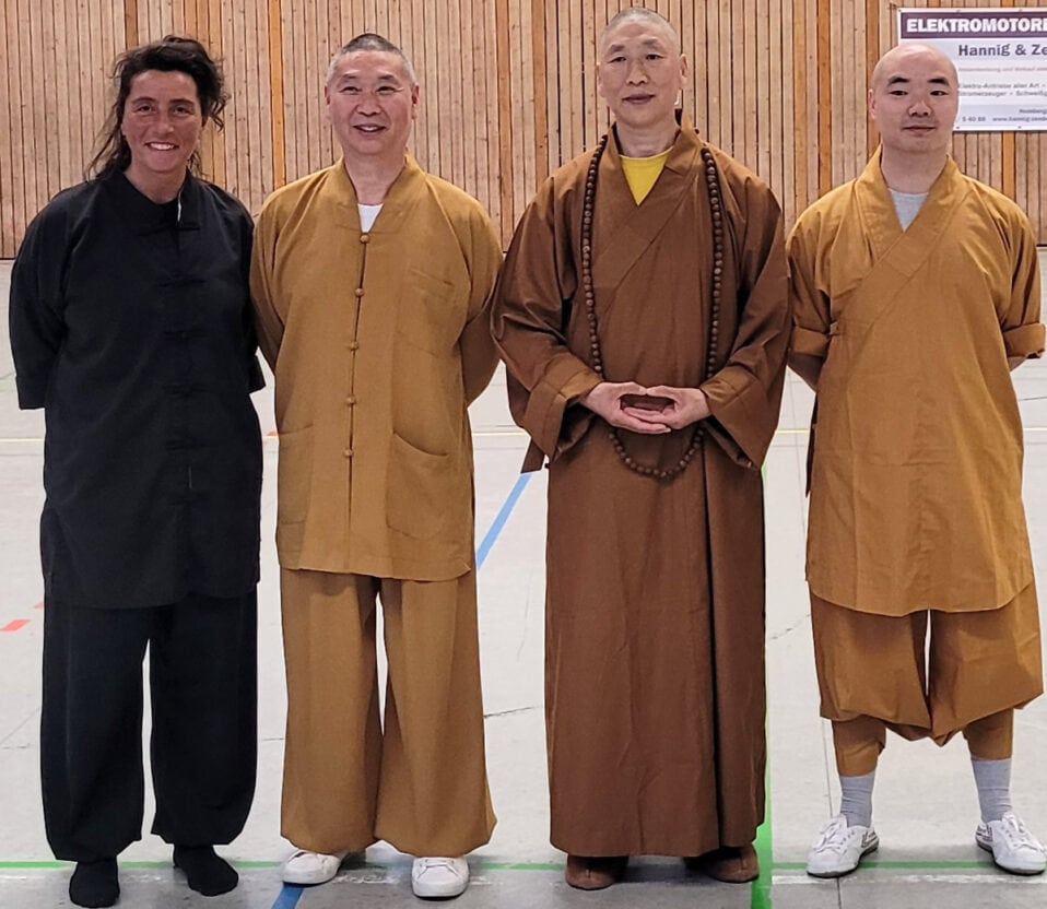 Shaolin Kung Fu & Tai Chi - Pfingst-Lehrgang in Moers Kapellen, 2024. Sylvia De Rosa mit Großmeister Shi Yong Dao, Großmeister Shi Yong Chuan und Meister Shi Yan Yao (Shaolin Mönche aus dem Shaolintempel Deutschland gGmbH). © Foto: Wolfram Schlieder.