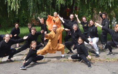 Shaolin Kung Fu & Tai Chi – Pfingst-Lehrgang in Gollenberg/Stölln, 2025. Meisterin Sylvia De Rosa mit Großmeister Shi Yong Chuan und Meister Shi Yan Yao (Shaolin Mönche aus dem Shaolintempel Deutschland gGmbH) und Kampfkünstler*innen aus der Ho Ying Wu Shu Schule aus Moers Kapellen). © Foto: Sidney Angenendt.