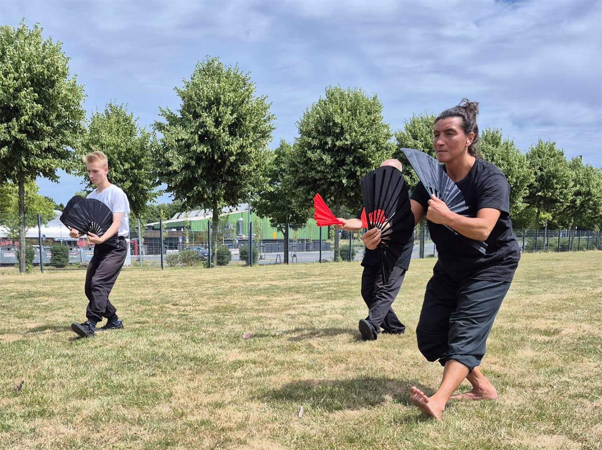 Tai Chi Lehrgang „24er Peking Form mit Doppelfächer“, Moers 2025 mit Meister Michael Maier. Im Bild vorne rechts: Meisterin Sylvia De Rosa. © Foto: Michael Maier, 2025.