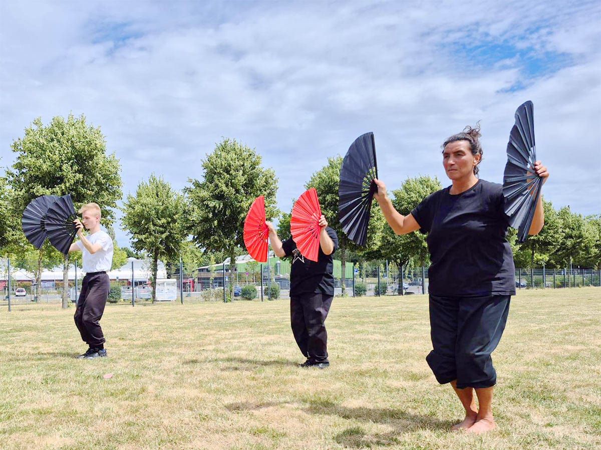 Tai Chi Lehrgang „24er Peking Form mit Doppelfächer“, Moers 2025 mit Meister Michael Maier. Im Bild vorne rechts: Meisterin Sylvia De Rosa. © Foto: Michael Maier, 2025.