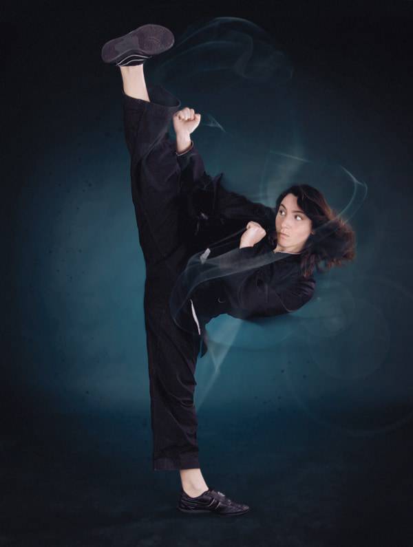 2009, Kung Fu Training, Hoher Fußkantentritt. Foto: Rolf Simmerer.